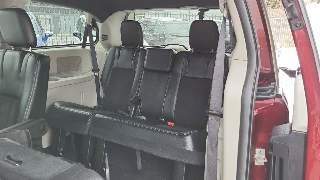 Used 2019 Dodge Grand Caravan SXT w/ Rear Park Assist Package image 23