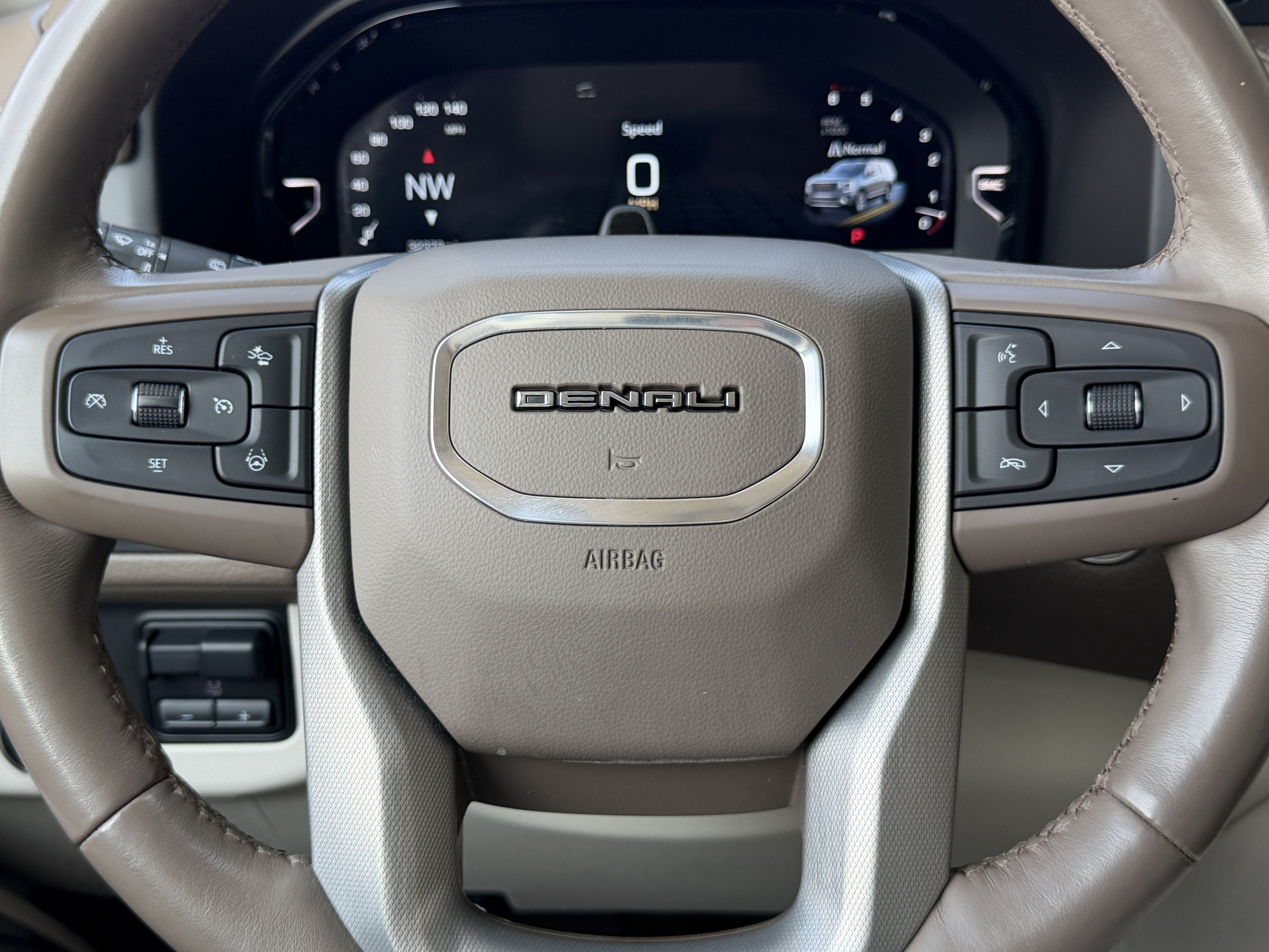 Used 2024 GMC Yukon Denali w/ Denali Reserve Package RWD image 34