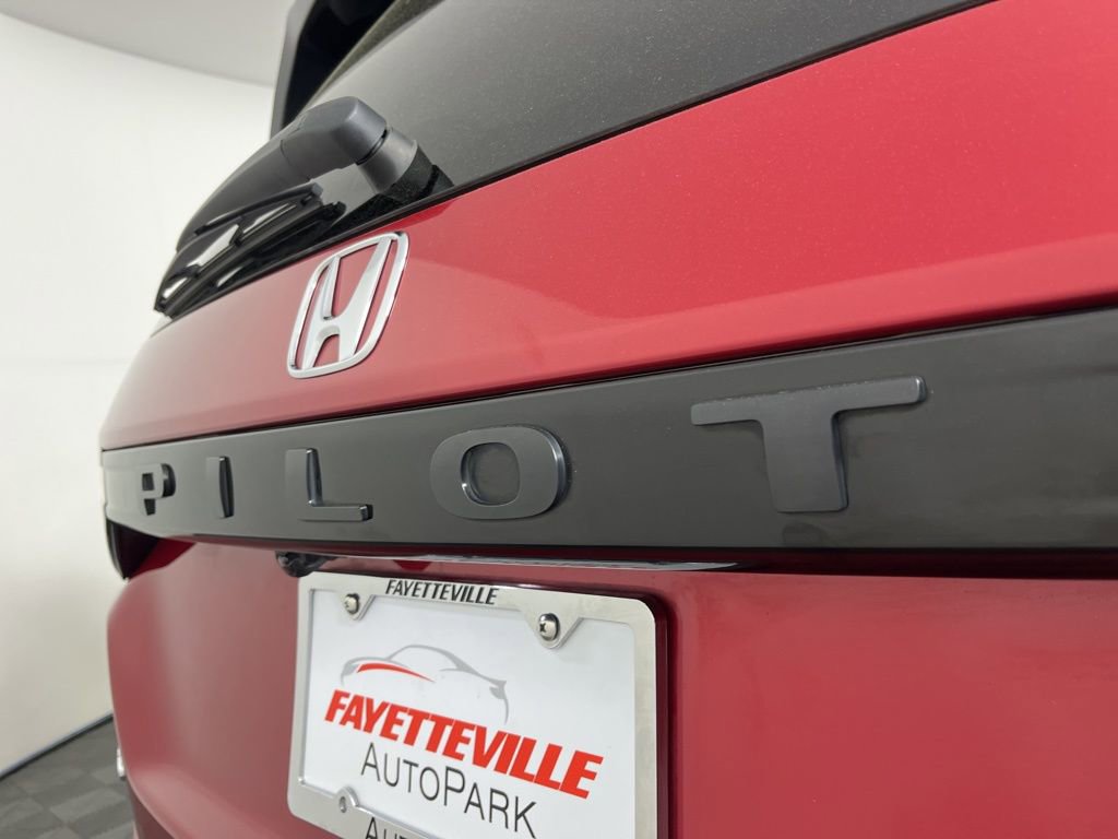 Used 2024 Honda Pilot Touring image 3