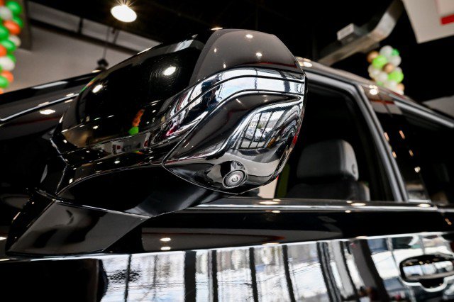 Used 2025 Chevrolet Suburban Z71 image 14