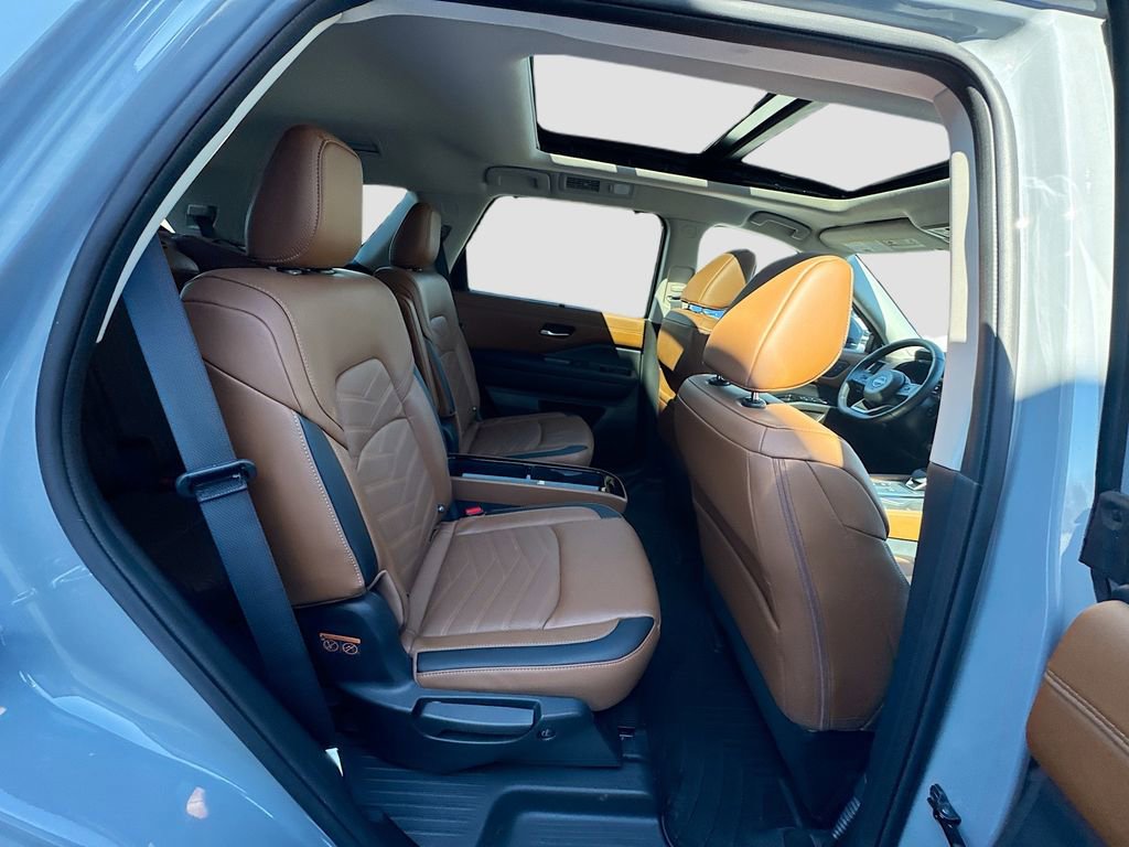 Used 2025 Nissan Pathfinder Platinum image 29