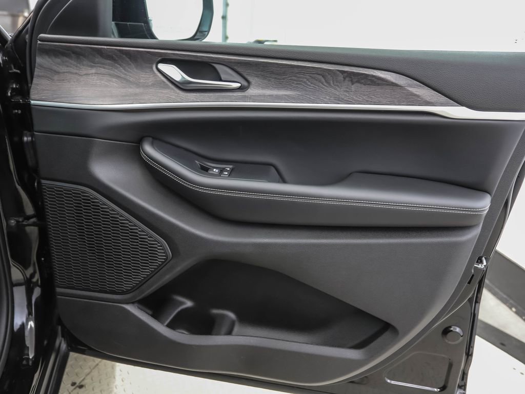Used 2024 Jeep Grand Cherokee L Limited w/ Luxury Tech Group II image 30