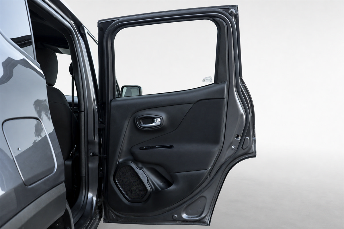 Used 2021 Jeep Renegade Latitude AWD/4WD image 13