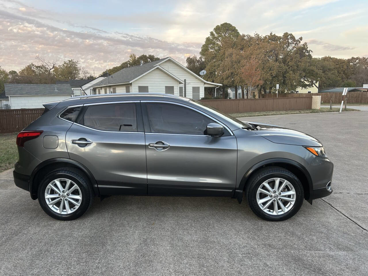Used 2017 Nissan Rogue Sport SV w/ SV Premium Package image 7