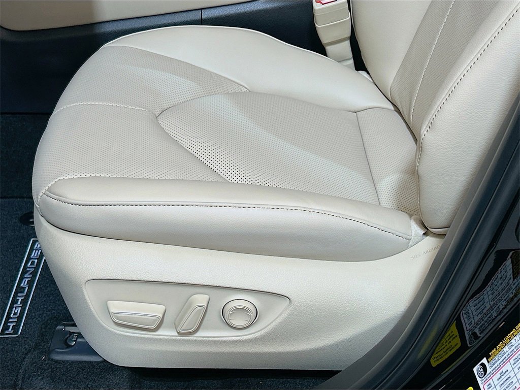 New 2025 Toyota Highlander Limited image 16
