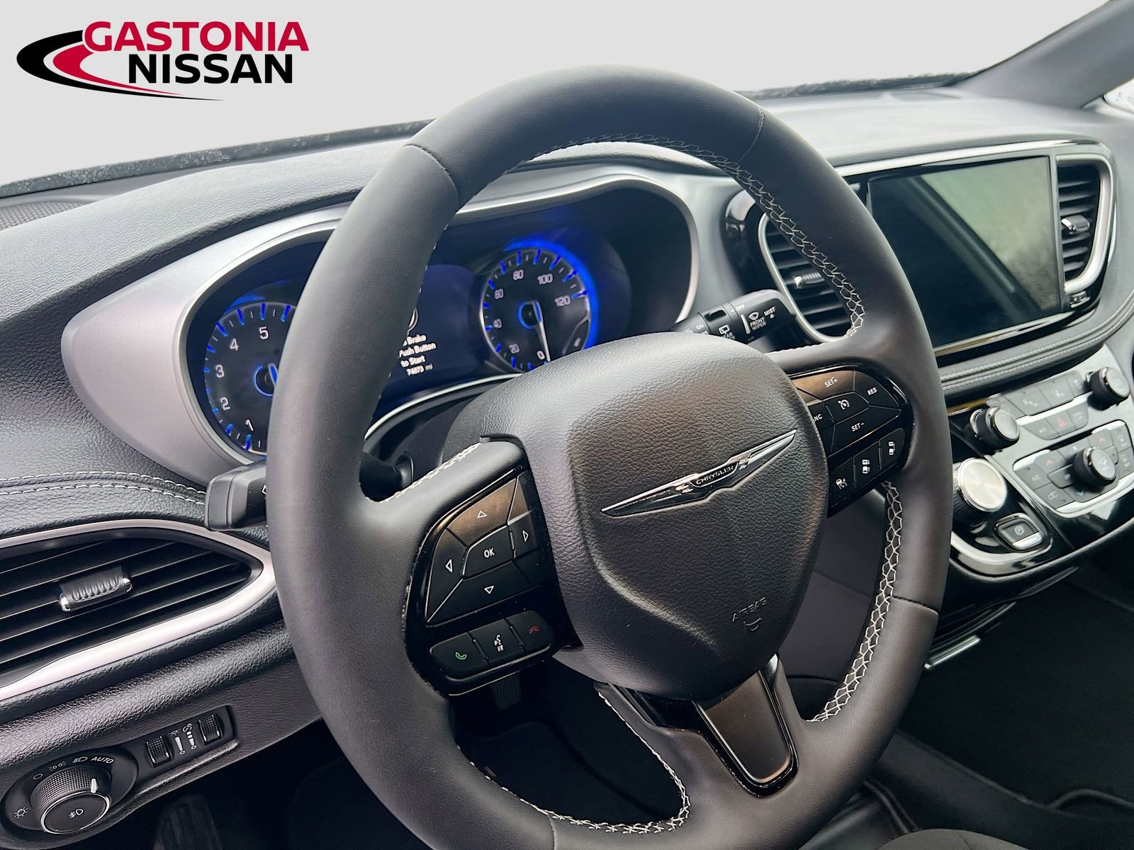 Used 2024 Chrysler Pacifica Touring image 11