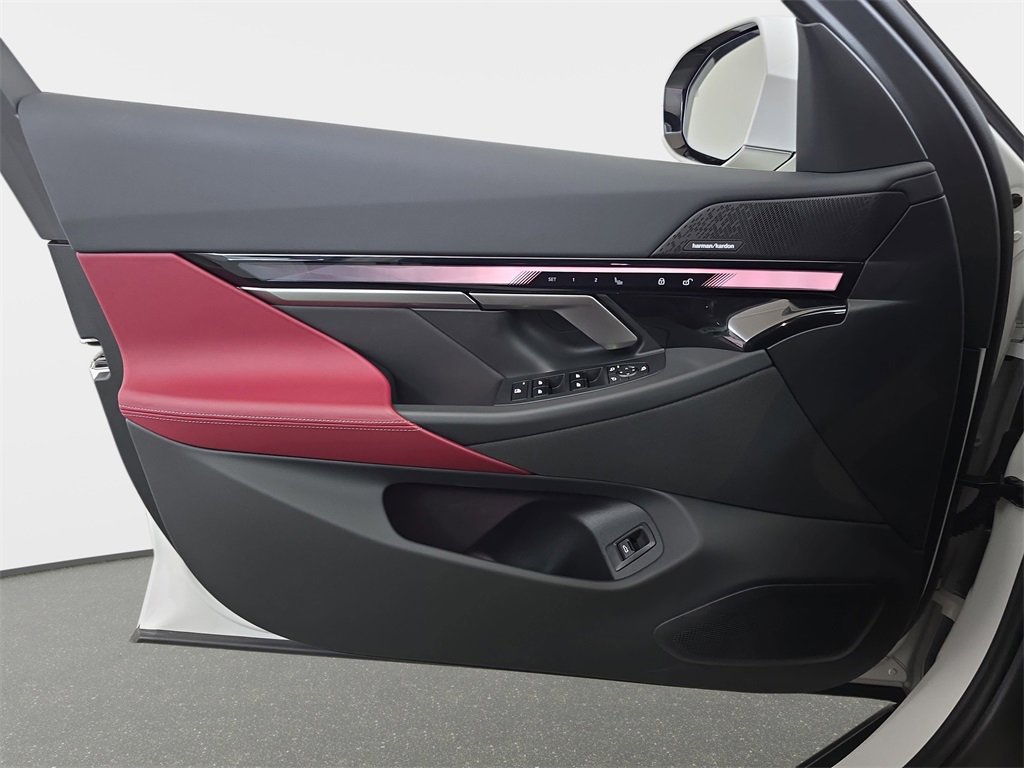 Used 2025 BMW i5 xDrive40 w/ Premium Package image 29