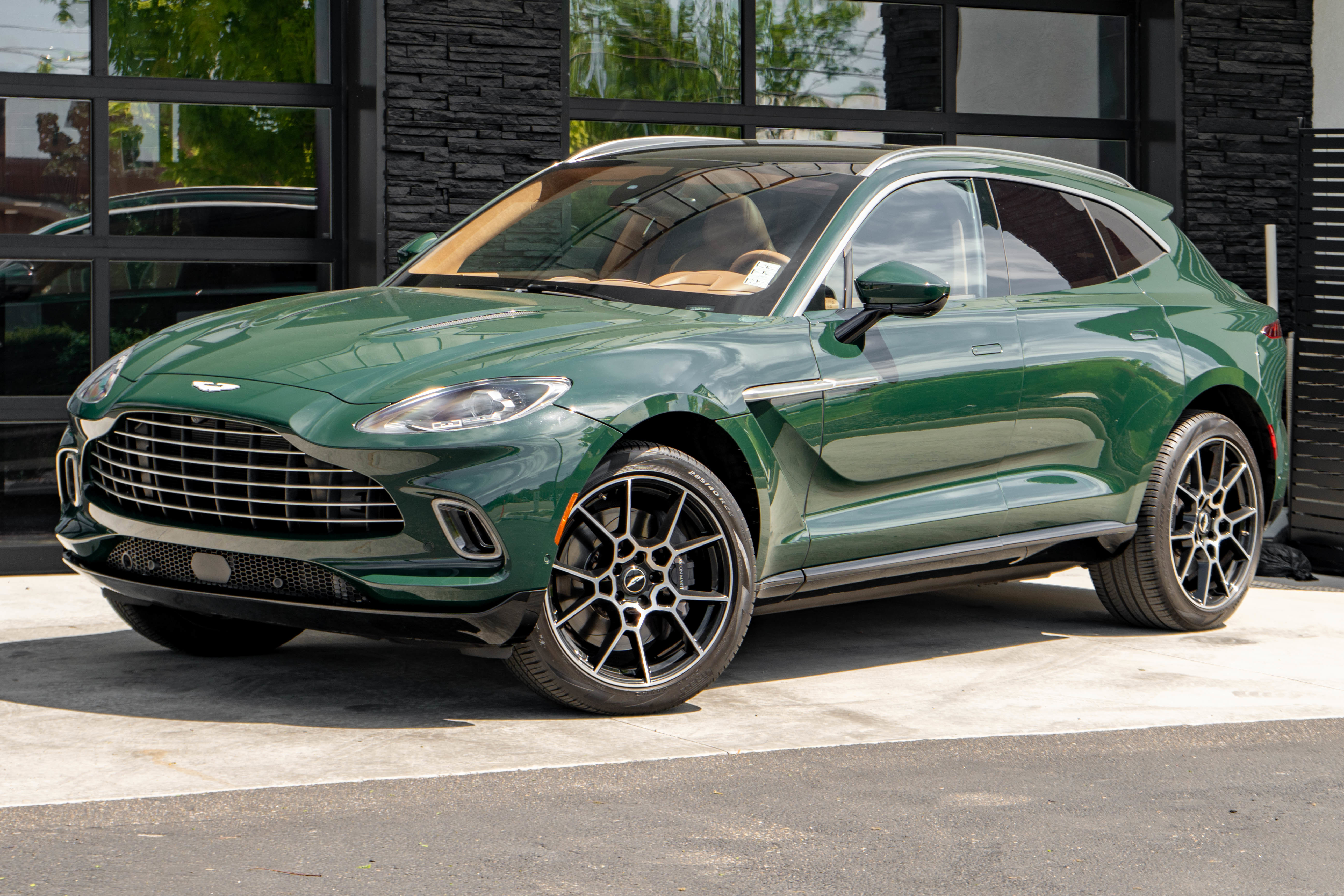 Used 2021 Aston Martin DBX AWD/4WD image 3