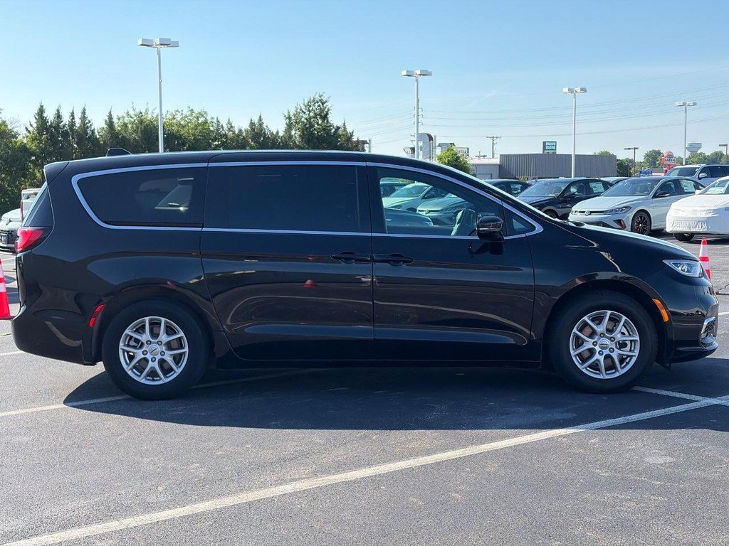 Used 2025 Chrysler Pacifica Select FWD image 4