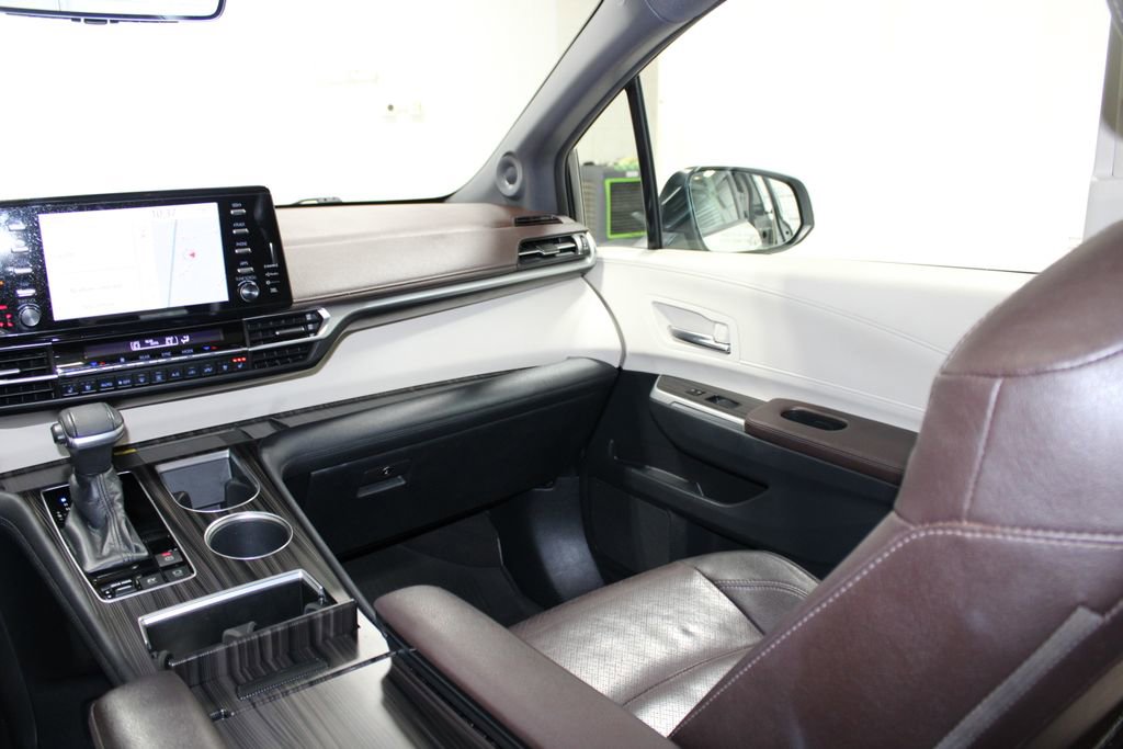 Used 2021 Toyota Sienna Platinum AWD/4WD image 40