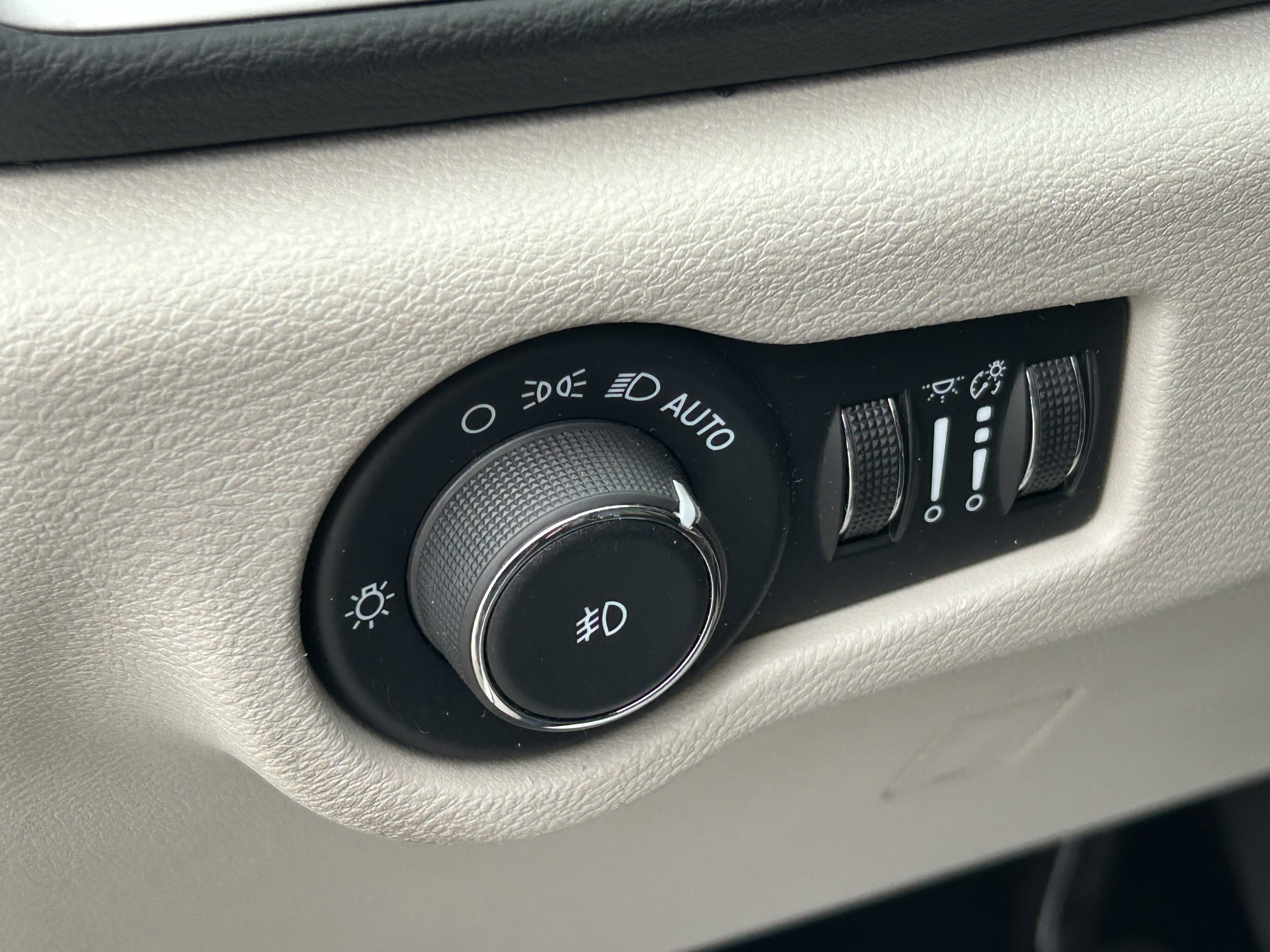 Used 2024 Chrysler Pacifica Touring-L image 16