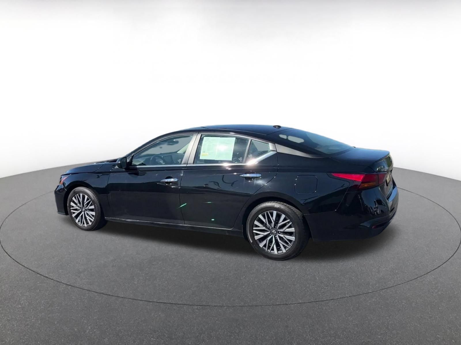 Used 2025 Nissan Altima 2.5 SV FWD image 9