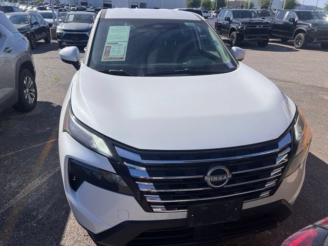 Used 2025 Nissan Rogue SV AWD/4WD image 2