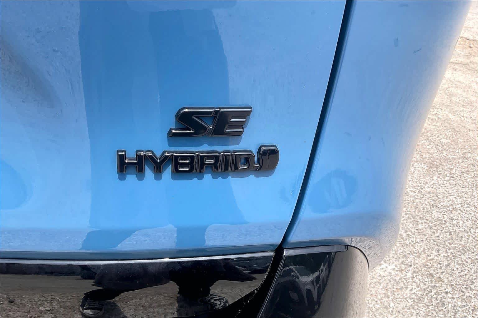Used 2024 Toyota RAV4 SE image 10