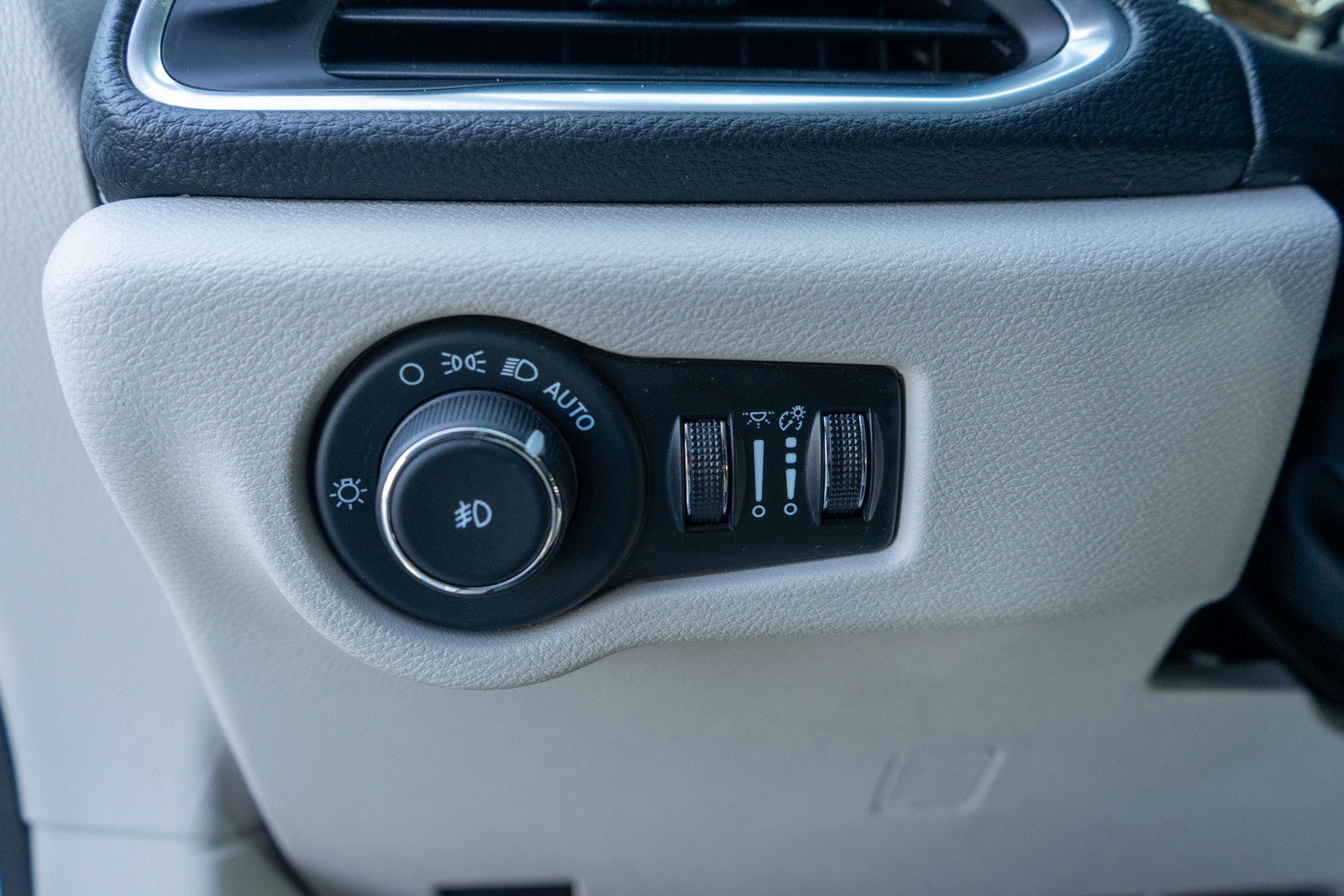 Used 2024 Chrysler Pacifica Limited image 16