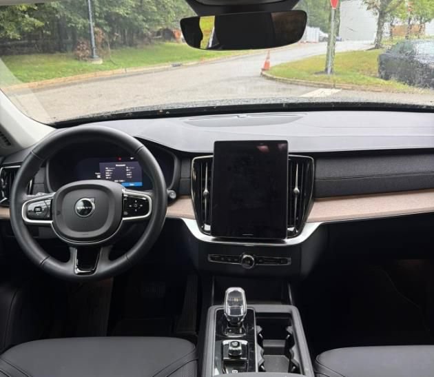 Used 2025 Volvo XC90 B5 Core AWD/4WD image 5
