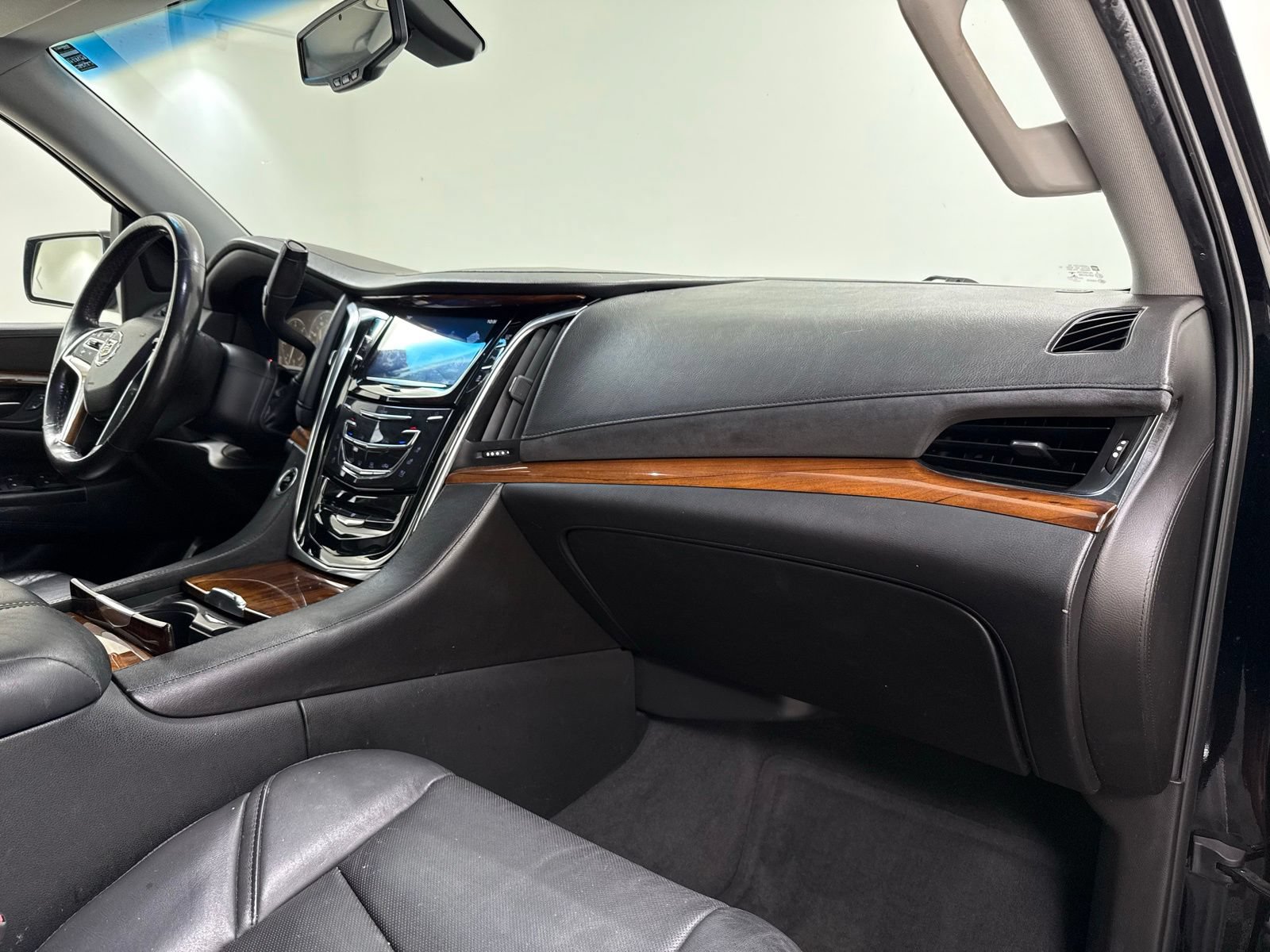 Used 2015 Cadillac Escalade 4WD image 29