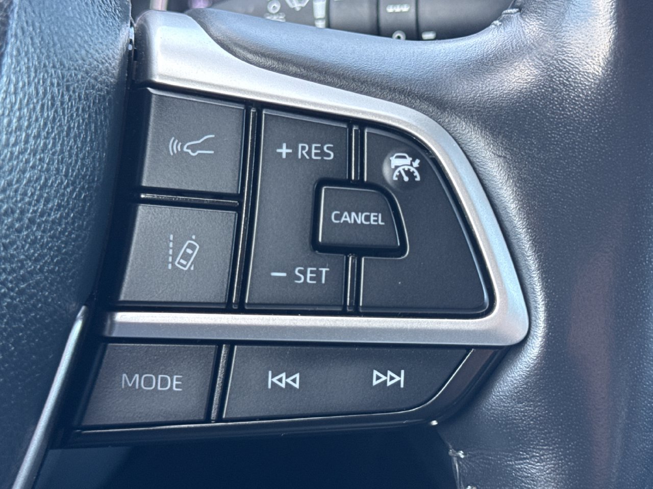 Used 2022 Toyota Highlander XLE AWD/4WD image 26