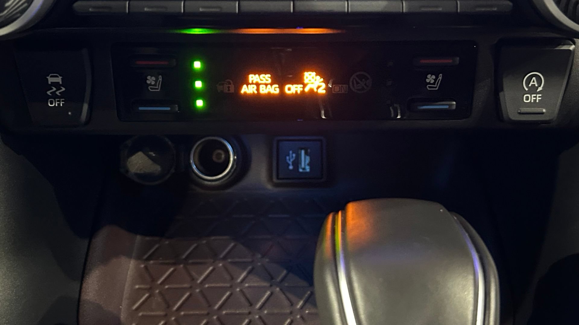 Used 2025 Toyota RAV4 Limited FWD image 78