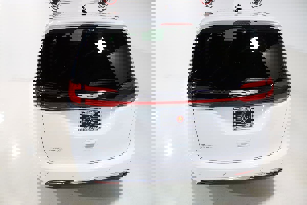 Used 2024 Chrysler Pacifica Touring-L image 25