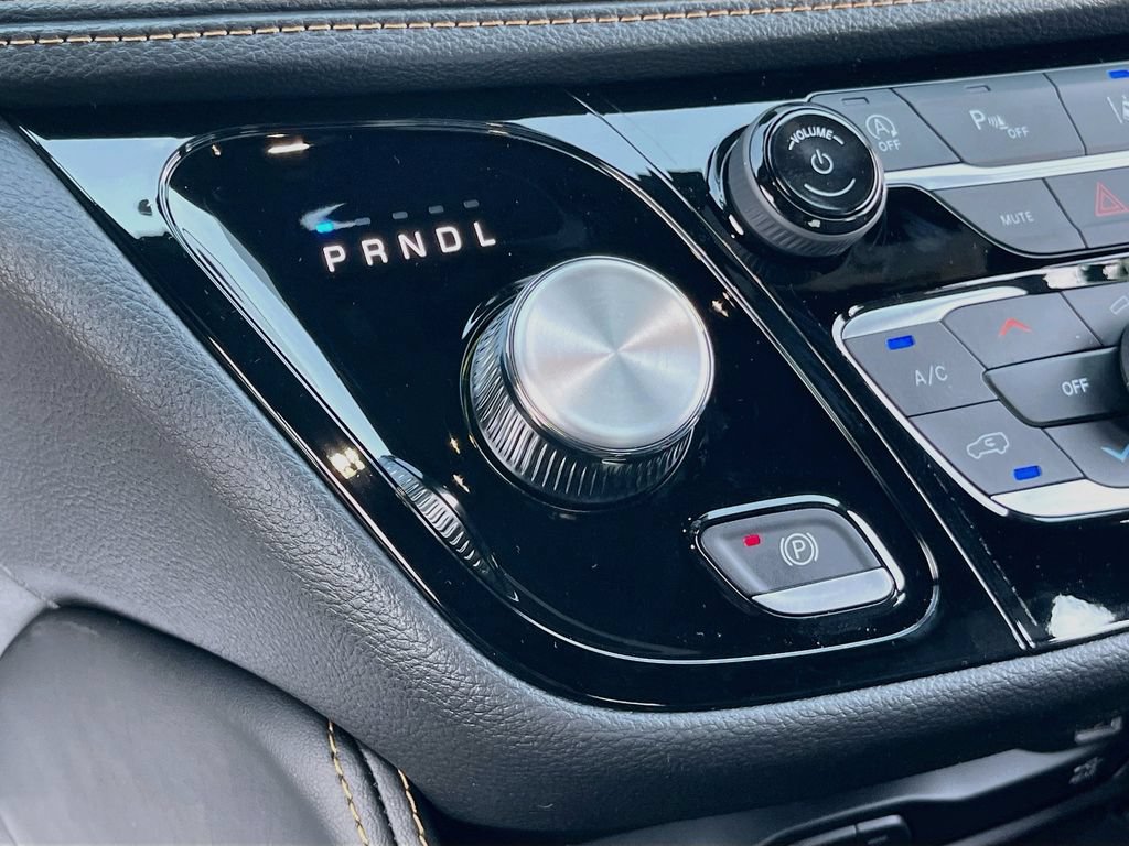 New 2027 Chrysler Pacifica Pinnacle w/ Theater Group FWD image 17