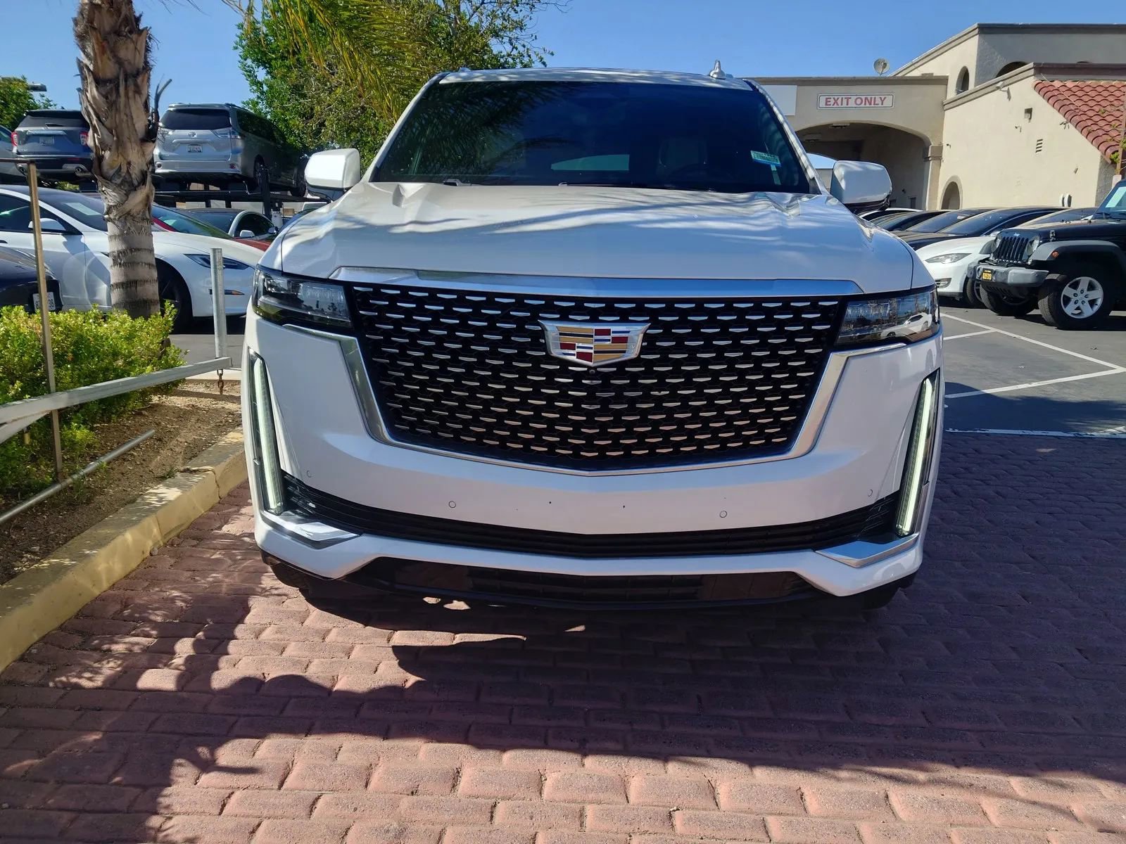 Used 2021 Cadillac Escalade ESV Premium Luxury AWD/4WD image 2