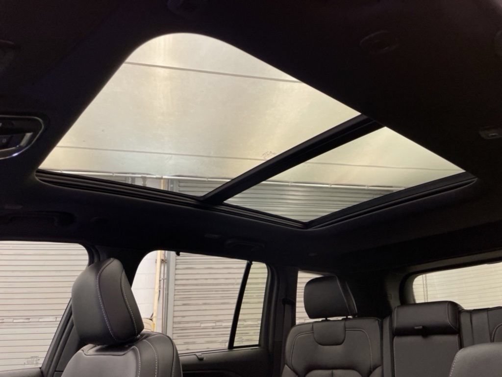 New 2025 Jeep Grand Cherokee Limited w/ Luxury Tech Group II RWD image 15