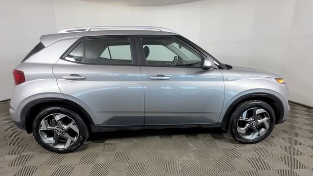 Used 2023 Hyundai Venue SEL FWD image 3