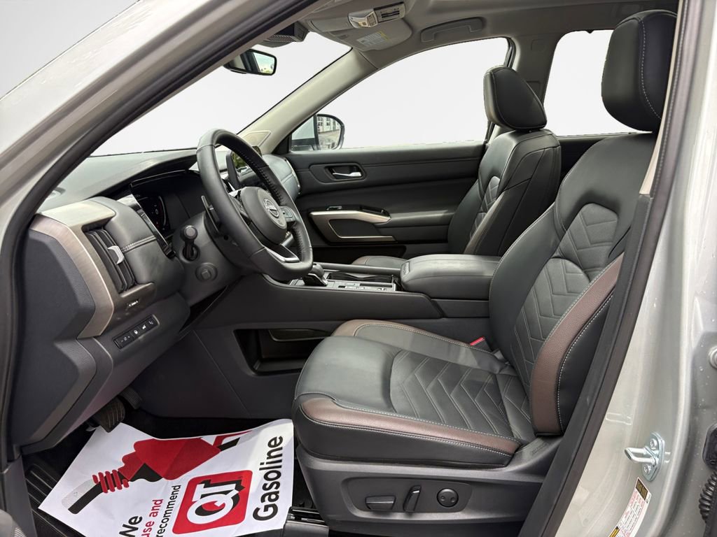 Used 2025 Nissan Pathfinder Platinum FWD image 12