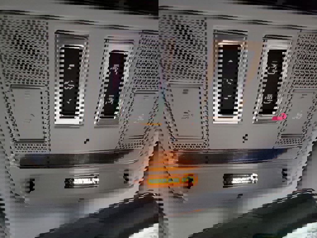 New 2026 Land Rover Defender 110 X-Dynamic SE image 21