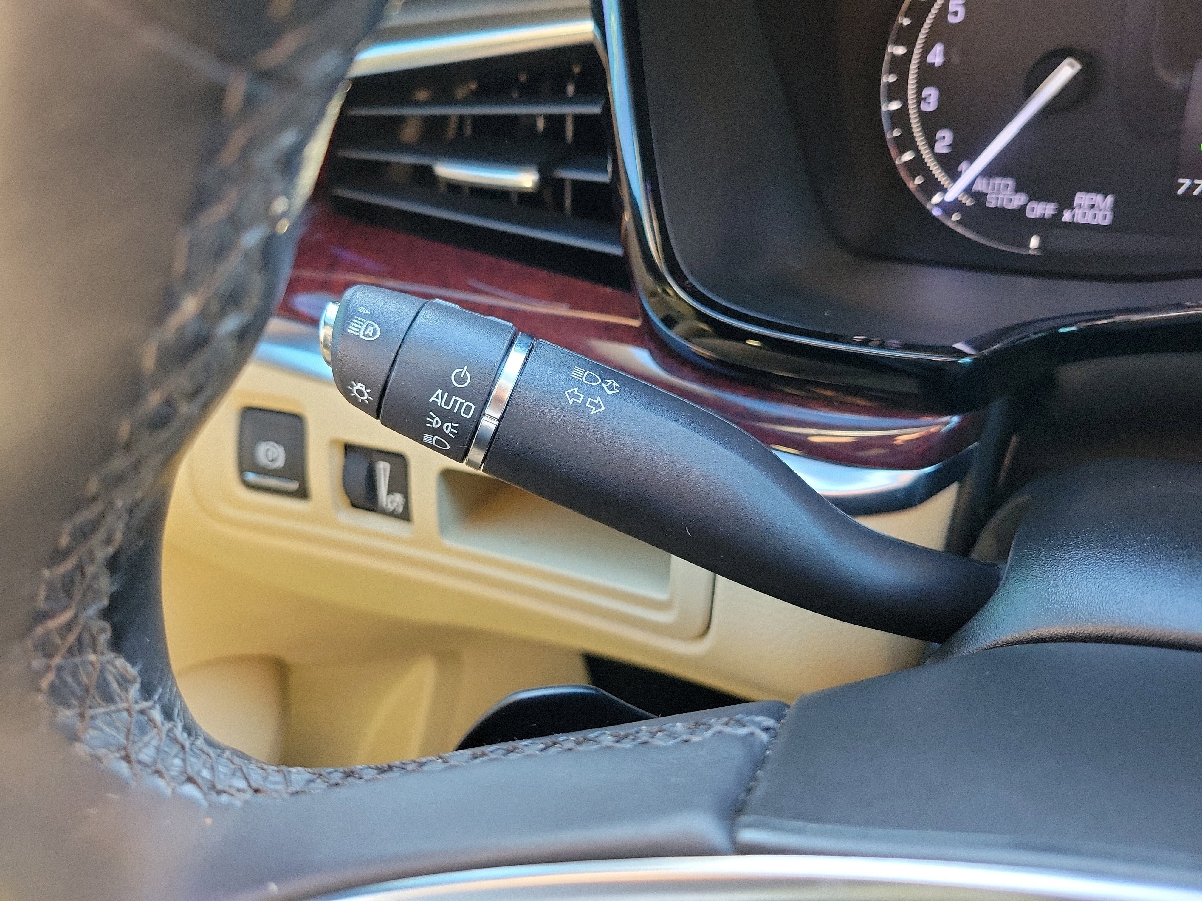 Used 2018 Cadillac XT5 Luxury w/ Driver Awareness Package FWD image 32
