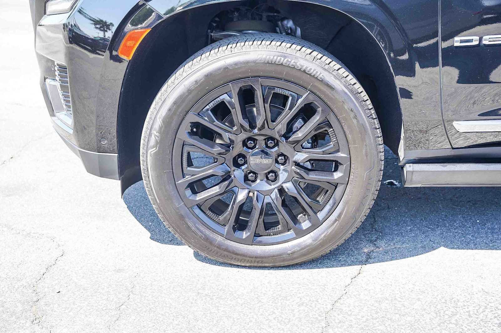 Used 2023 GMC Yukon XL Denali Ultimate image 9