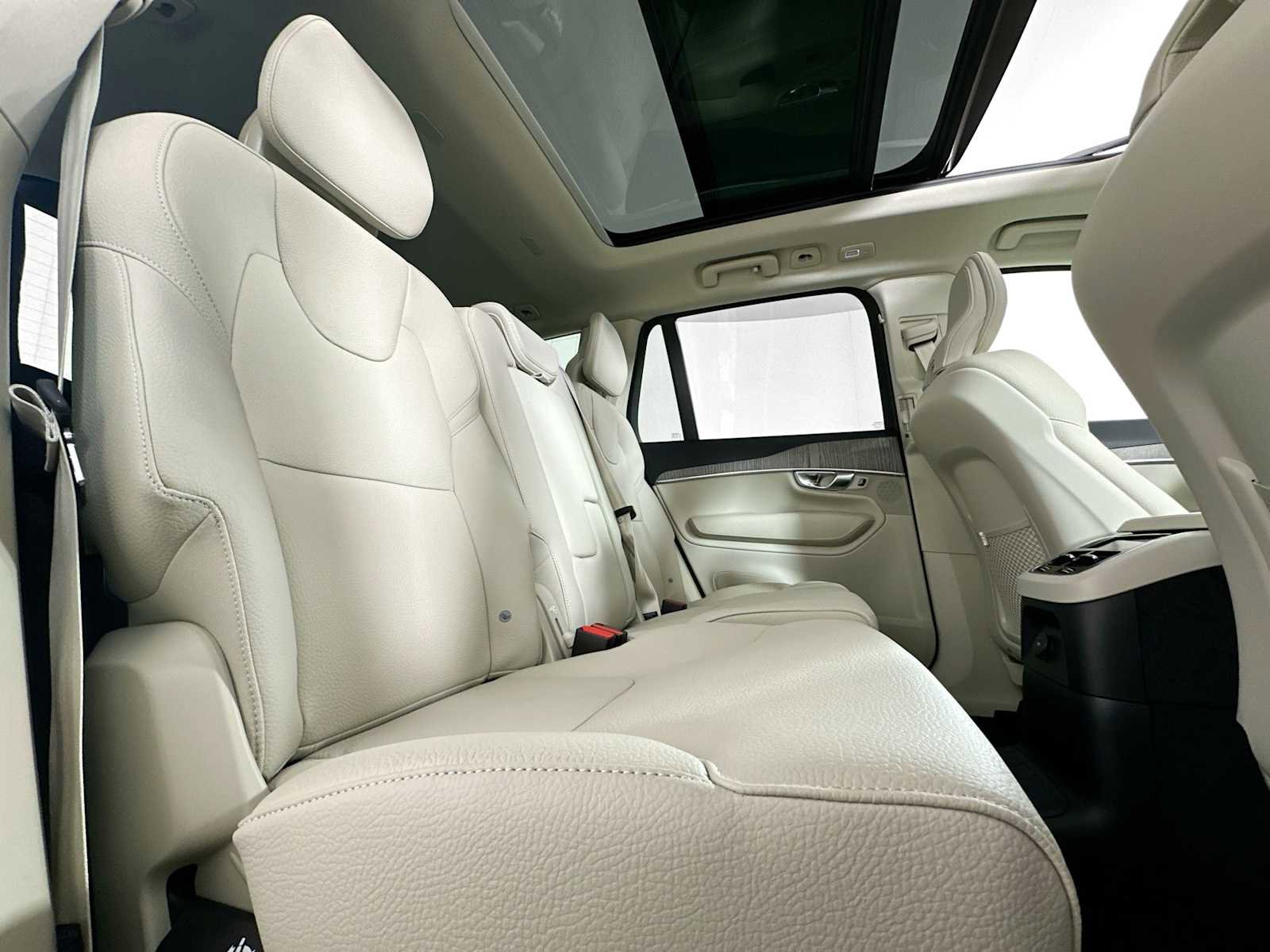 Used 2025 Volvo XC90 T8 Plus w/ Protection Package Premier image 24