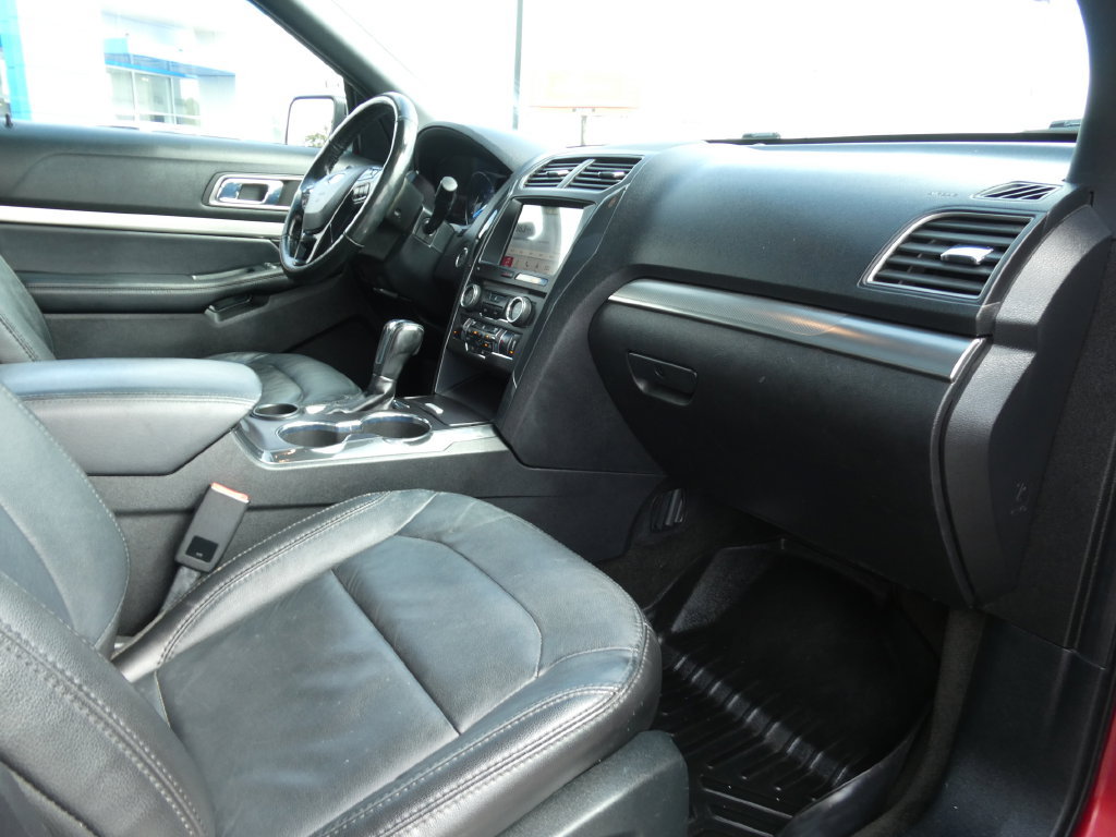 Used 2018 Ford Explorer XLT w/ Equipment Group 202A FWD image 14