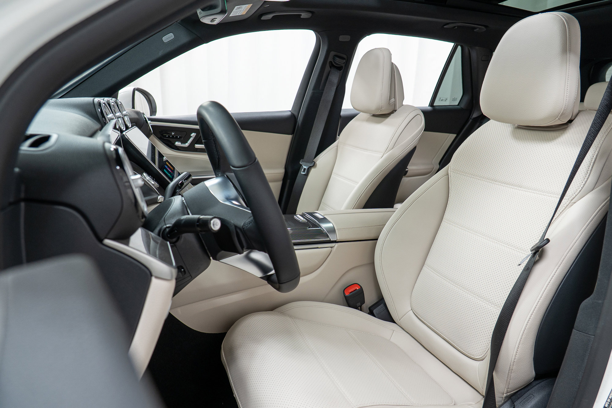 Used 2025 Mercedes-Benz GLC 300 4MATIC image 13