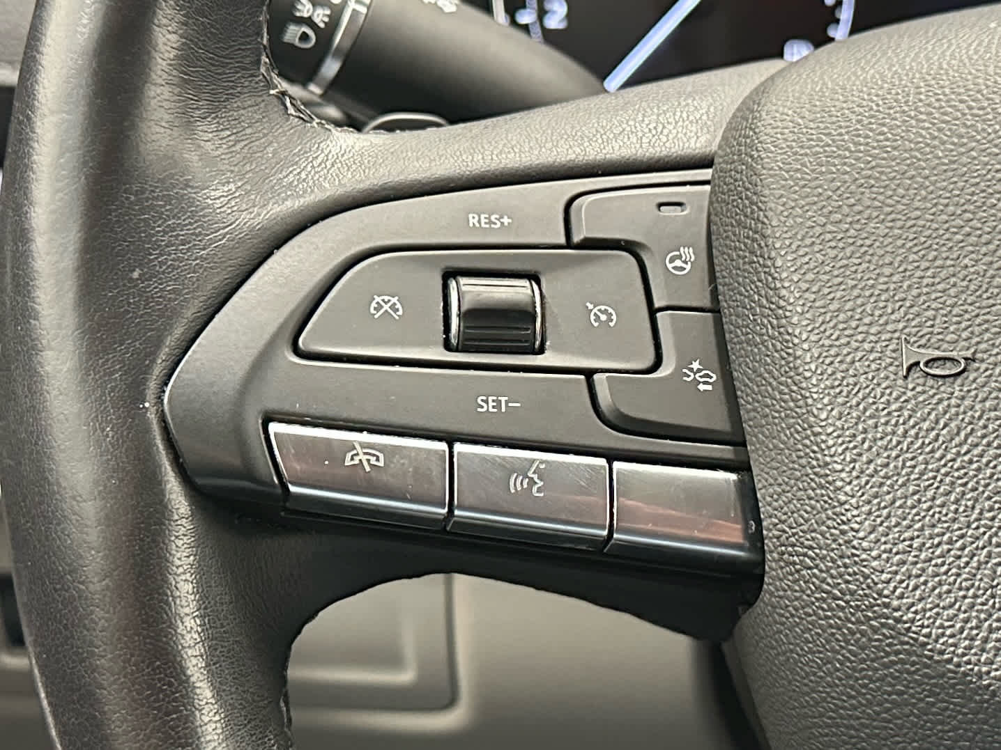 Used 2023 Cadillac XT4 Luxury w/ Cold Weather Package AWD/4WD image 25