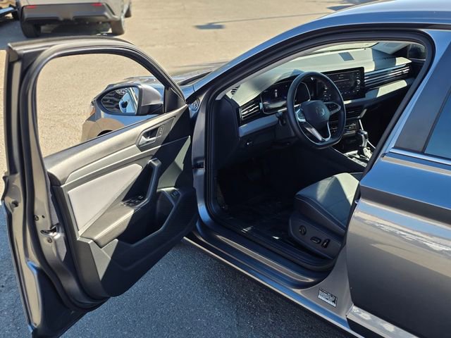 Used 2025 Volkswagen Jetta SE image 44