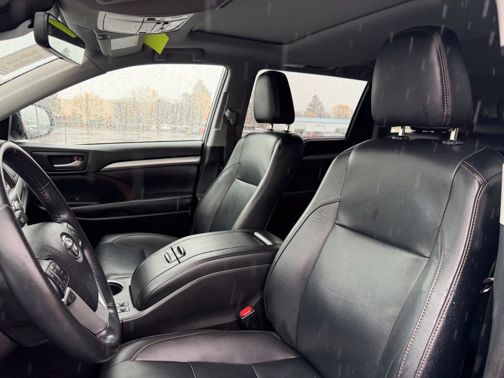 Used 2019 Toyota Highlander XLE AWD/4WD image 16