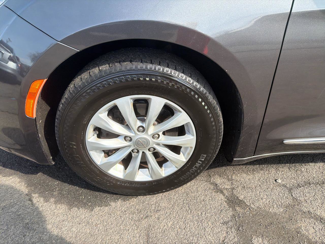 Used 2019 Chrysler Pacifica Touring-L FWD image 13