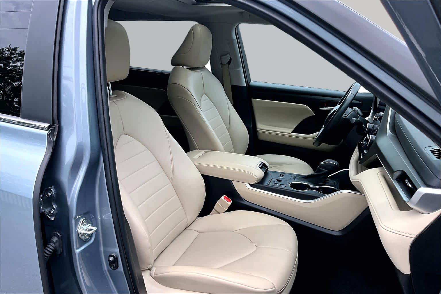 Used 2023 Toyota Highlander XLE FWD image 9