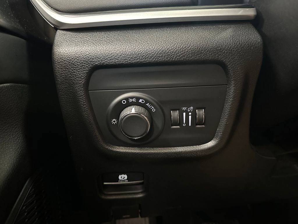 Certified 2023 Jeep Grand Cherokee L Laredo AWD/4WD image 19