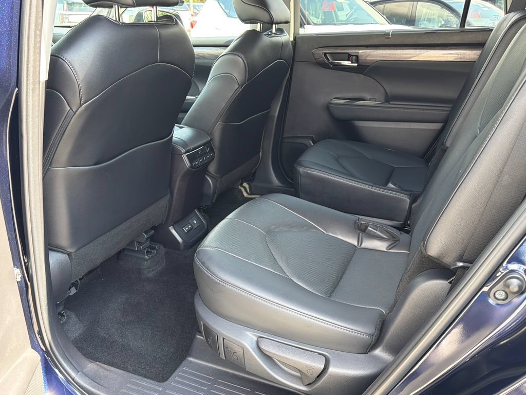 Used 2024 Toyota Highlander Limited AWD/4WD image 18