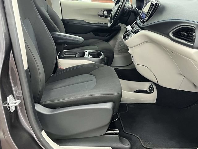 Used 2021 Chrysler Pacifica Touring w/ Cold Weather Group FWD image 27