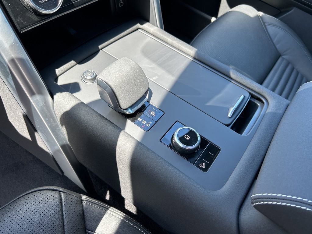 New 2025 Land Rover Discovery Dynamic SE image 13
