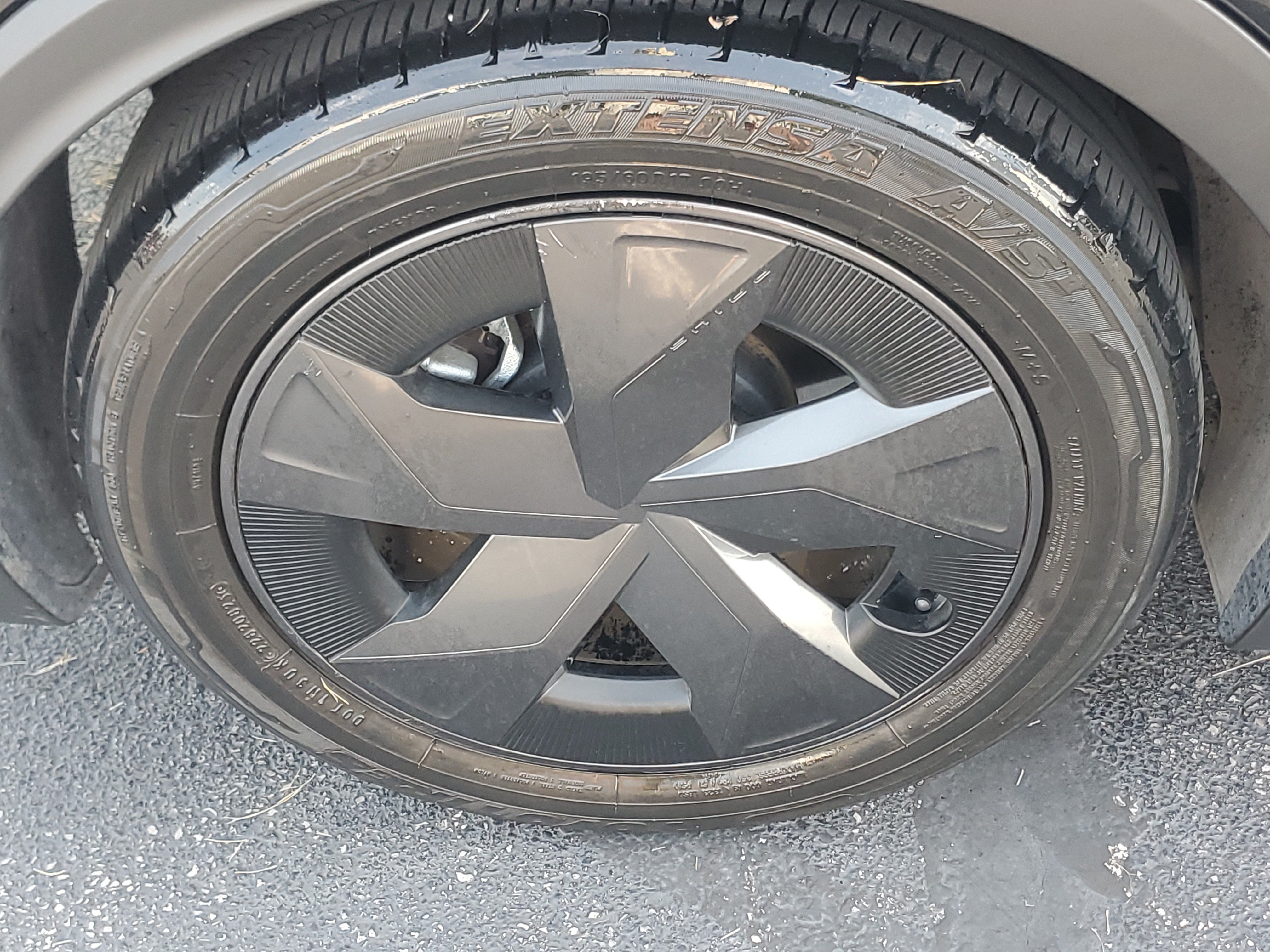 Certified 2025 Toyota Prius LE FWD image 6
