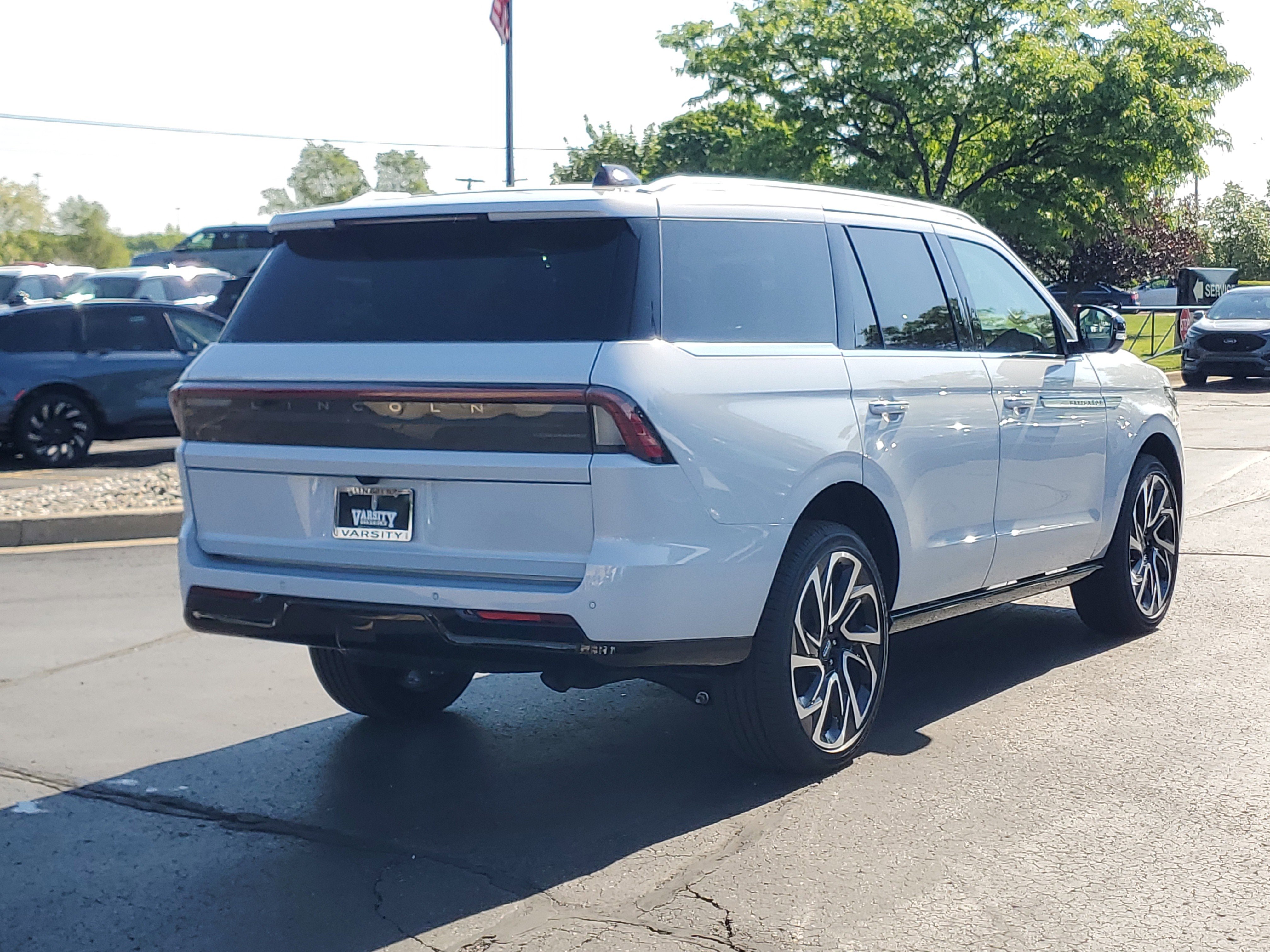New 2026 Lincoln Navigator Reserve AWD/4WD image 4