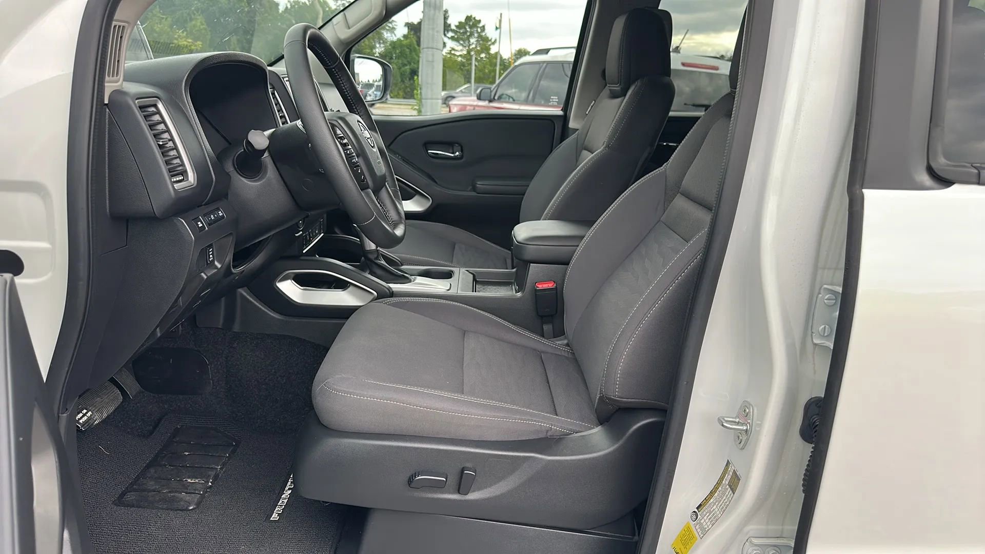 Used 2024 Nissan Frontier SV image 9