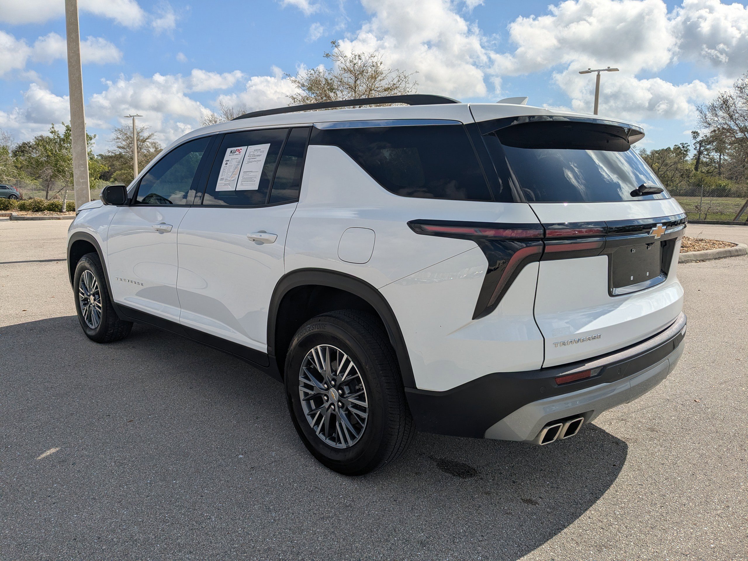 Used 2025 Chevrolet Traverse LT w/ Driver Confidence Package image 7