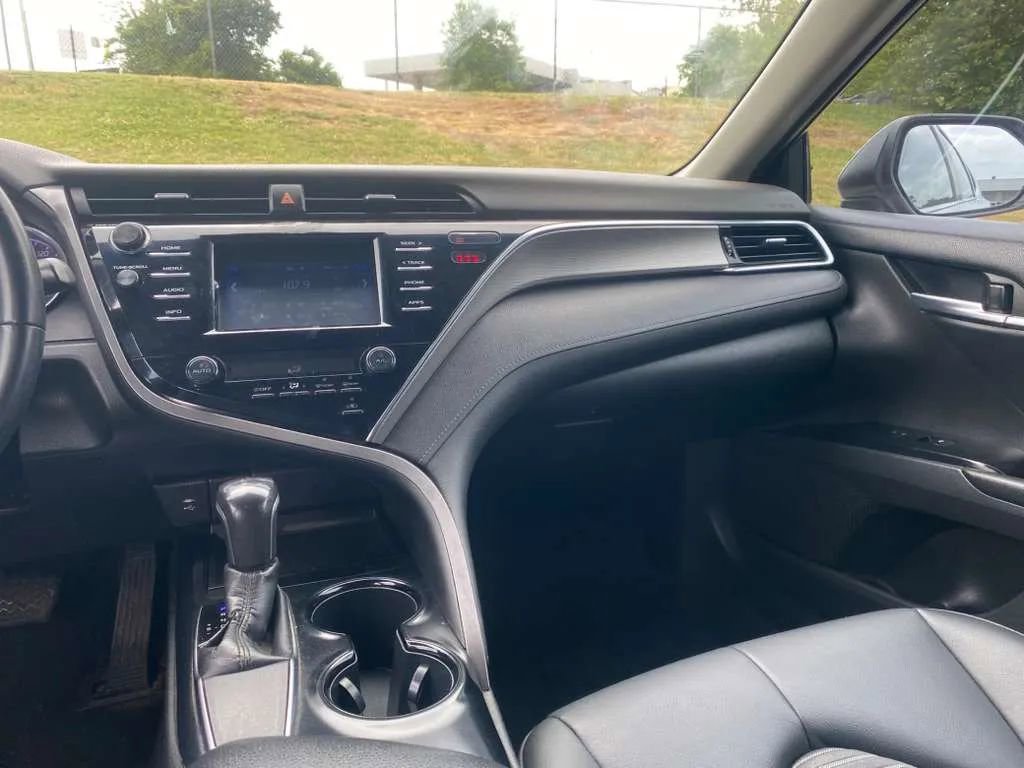 Used 2018 Toyota Camry SE FWD image 12