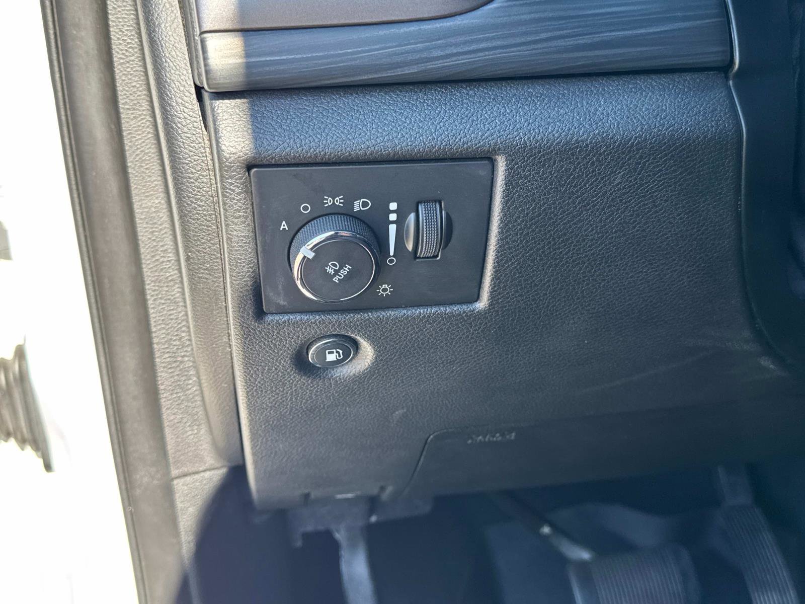 Used 2019 Jeep Grand Cherokee Laredo image 30